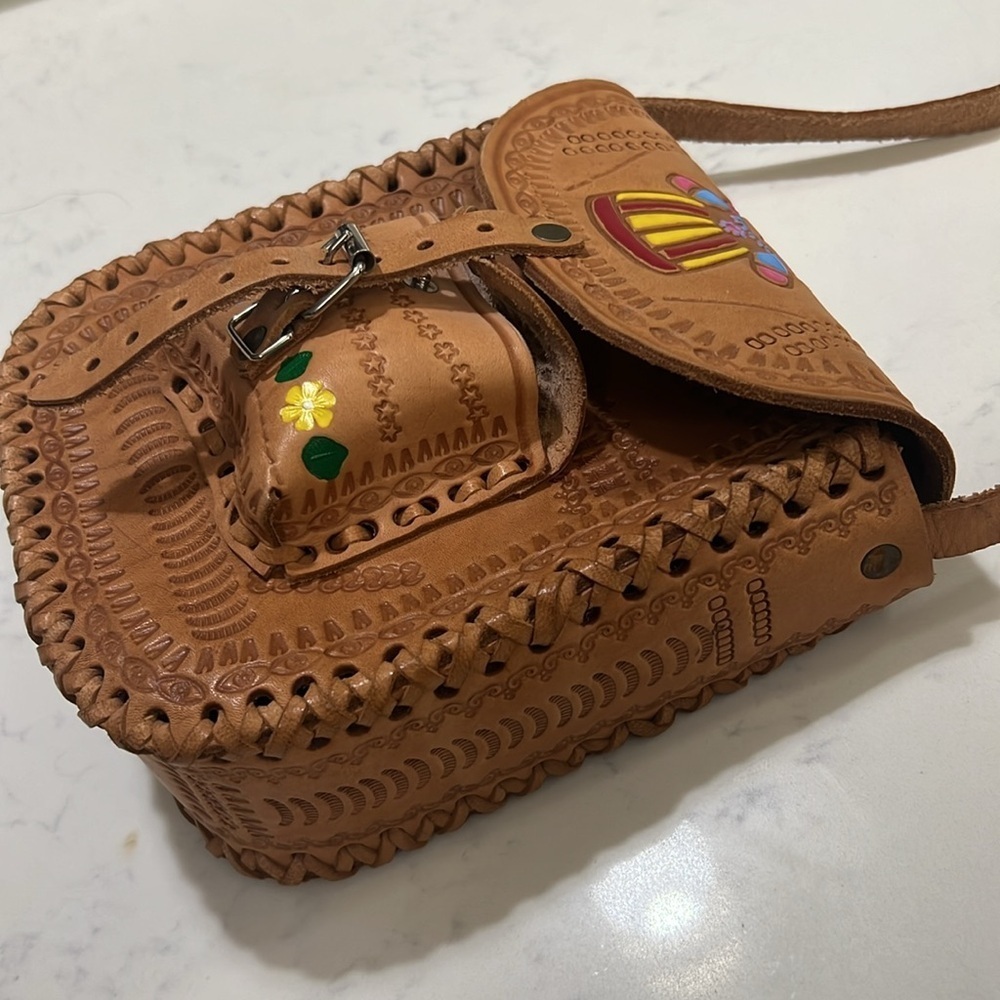 Tan Crossbody Bag with Sleek Design - Picture 7 of 12